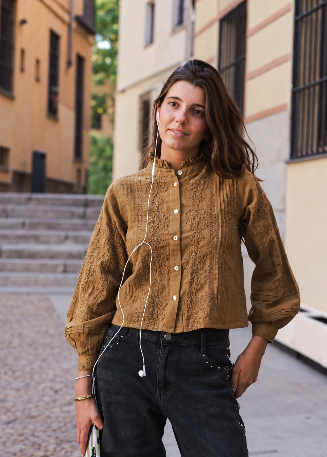 Blusa Amelia en mostaza, cuello alto y manga abullonada