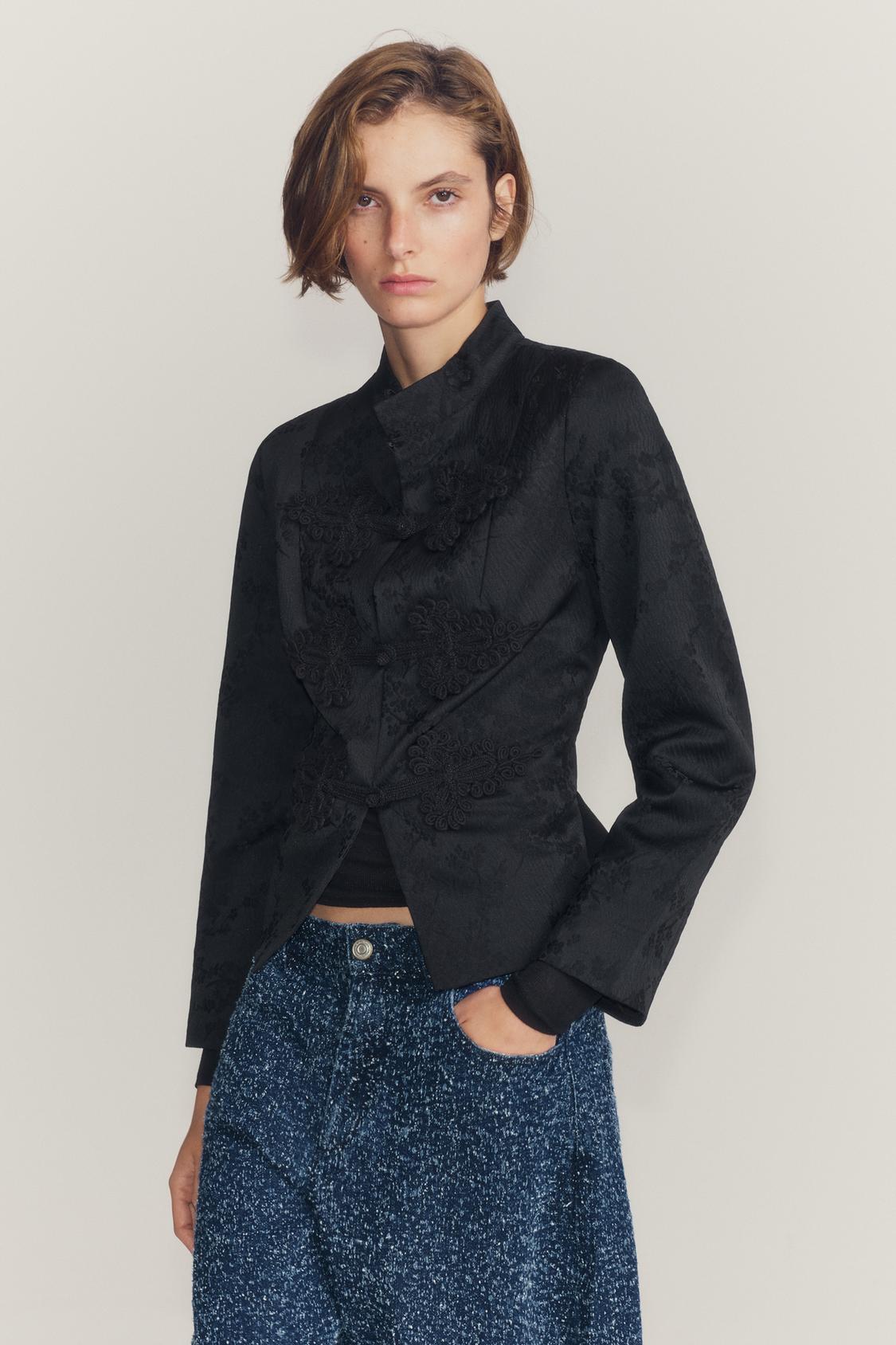 Chaqueta negra de jacquard con alamares